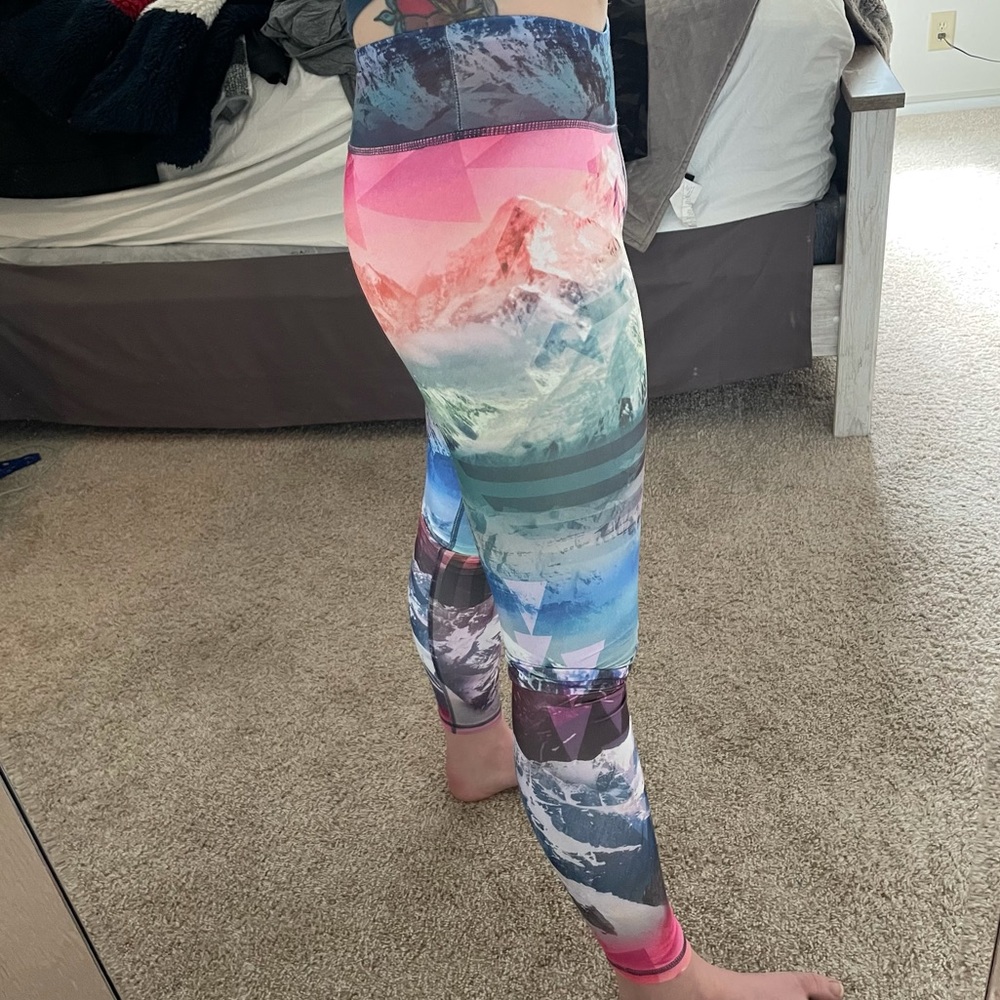 Mountain scene leggings colorful size small